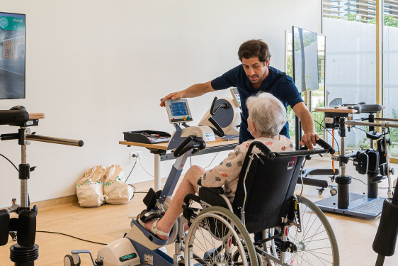 Patiente sur fauteuil devant écran