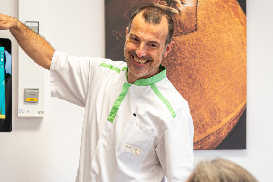 Patiente assise devant un exercice sur écran