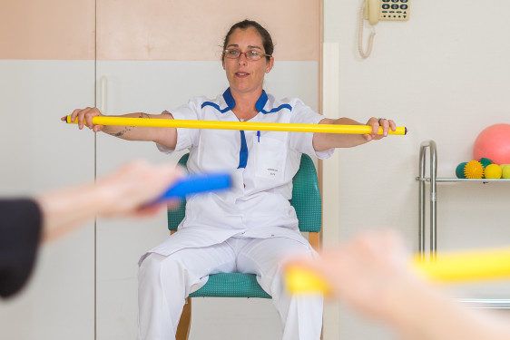 Soignante présentant un exercice d'étirement à ses patients