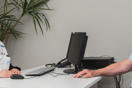 Soignante en conversation avec patient