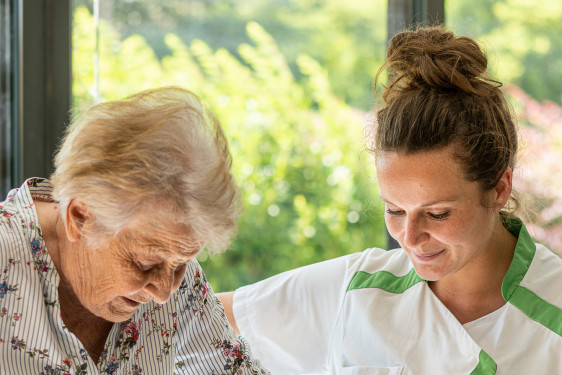 Patiente descendant une passerelle de rééducation