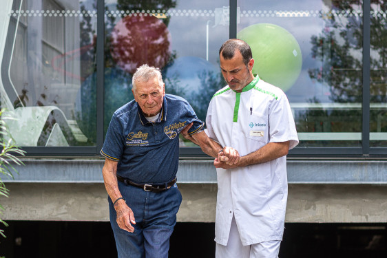 Patient en promenade dans l'allée de la clinique