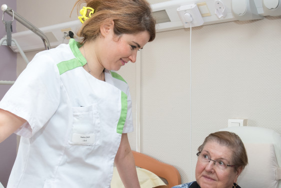 Patiente avec soignante en chambre