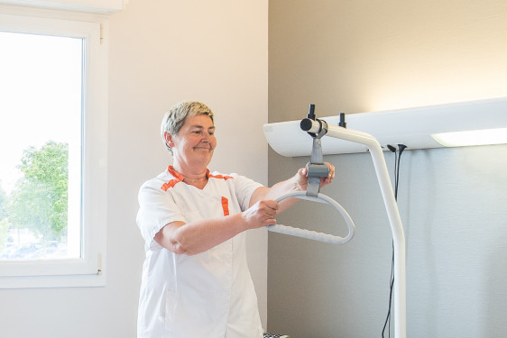 Soignante installant des équipements en chambre