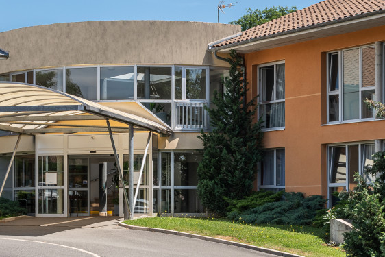 Parking et devanture de la clinique Tinailler