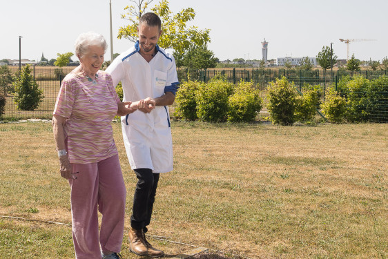 Patiente en promenade avec soignant