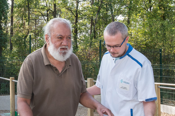 Patient sur passerelle de rééducation en extérieur