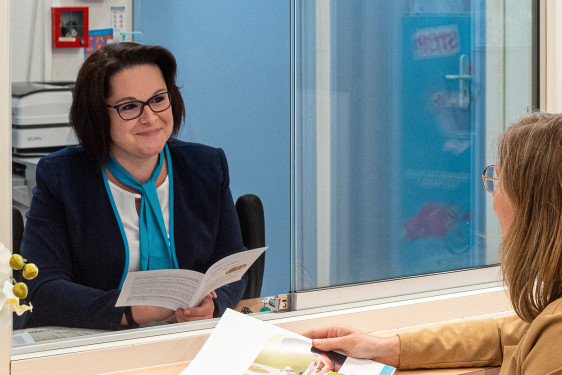 Hôtesse d'accueil présentant la brochure